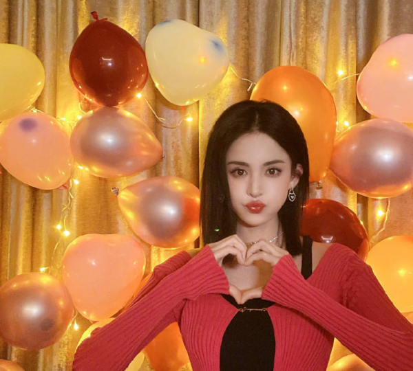 古力娜扎新年新造型，一頭黑長直髮，樣子超美