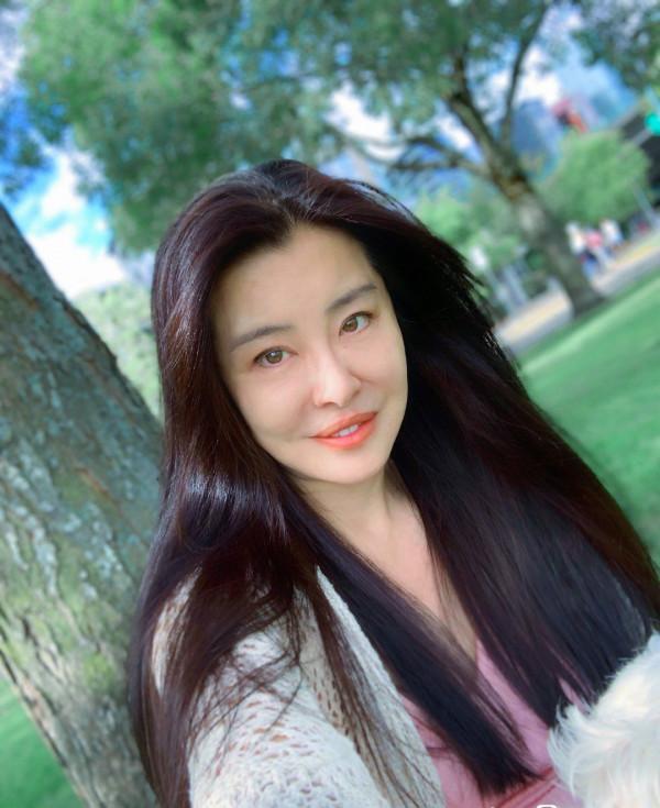 王祖賢也老了，特意穿縵衣拜佛好正式，素顏面板鬆弛雙眼皮塌陷