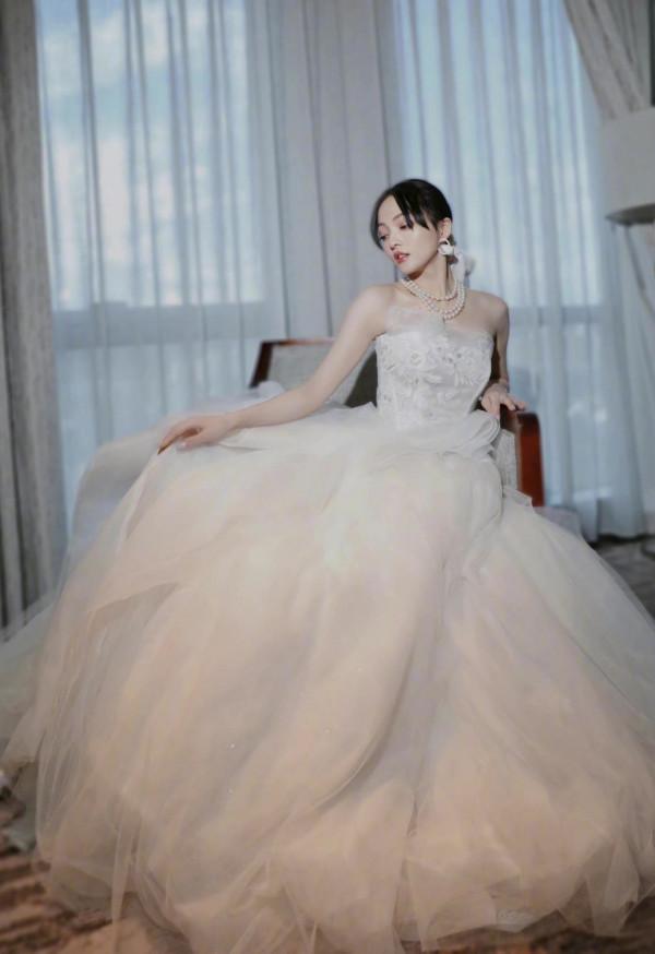 Twins合體鄧紫棋瘦脫型，景甜廉價禮服穿出富貴感，溫碧霞似公主