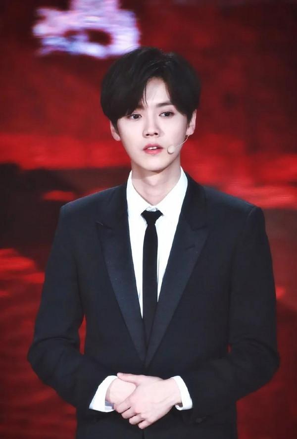 讓這幾位男明星告訴你們,男生穿起西裝來有多正 讓這幾位男明星告訴你們,男生穿起西裝來有多正