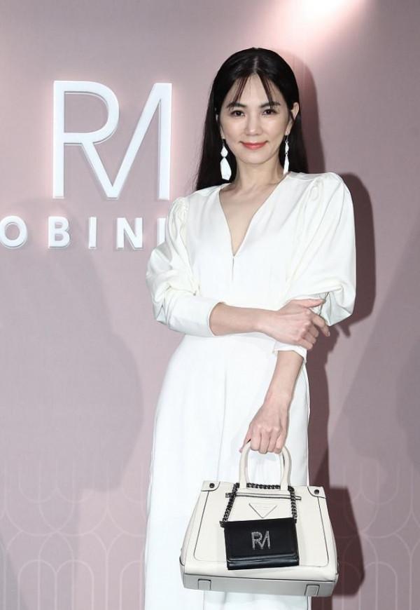 陳嘉樺有成熟女人的魅力了,穿V領白裙挺溫柔,八字劉海仍俏皮 陳嘉樺有成熟女人的魅力了,穿V領白裙挺溫柔,八字劉海仍俏皮