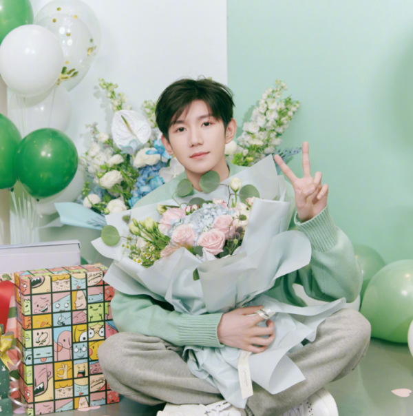 “四川步驚雲”爆紅！披斗篷、拿寶劍養雞，山寨明星成流量密碼？