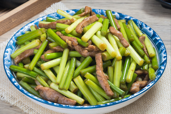 炒瘦肉好吃有竅門，大廚教你2招，瘦肉鮮嫩多汁，不柴不硬也不腥