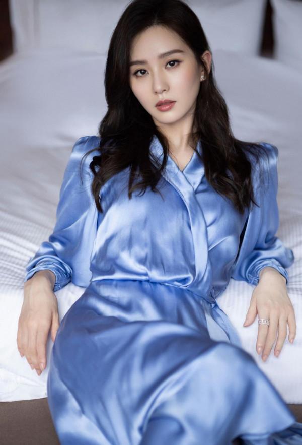 有一種優雅叫“劉詩詩”，穿緞面長裙簡約卻有氣質，名媛範十足