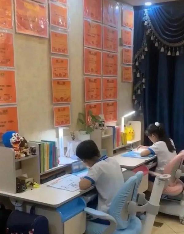 新房裝修,孩子學習桌放在哪裡最合適?聽聽“獎狀牆”媽媽怎麼說 新房裝修,孩子學習桌放在哪裡最合適?聽聽“獎狀牆”媽媽怎麼說