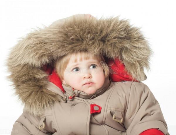 寒冬給寶寶穿上“羽絨服”保暖？不可以