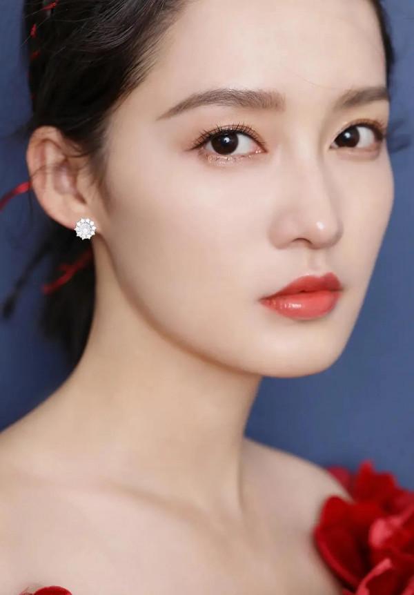 李沁 甜美溫柔 如清泉