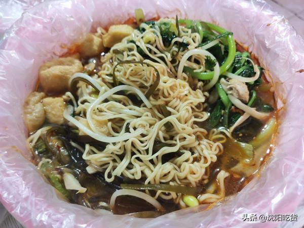 美味還得在市場裡找，5元拌的燻醬雞架，配老式麻辣燙，太香了