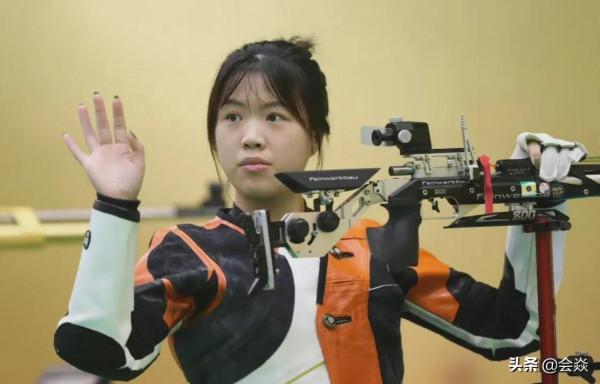 楊倩全運會女子10米氣步槍個人賽失金，教練：能拿獎牌已很不容易