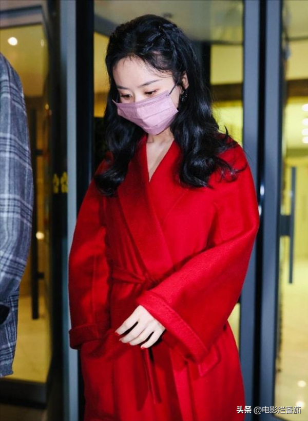 春晚五次聯排：趙麗穎緊身褲吸睛，沈騰眼神犀利，張小斐知性俏皮