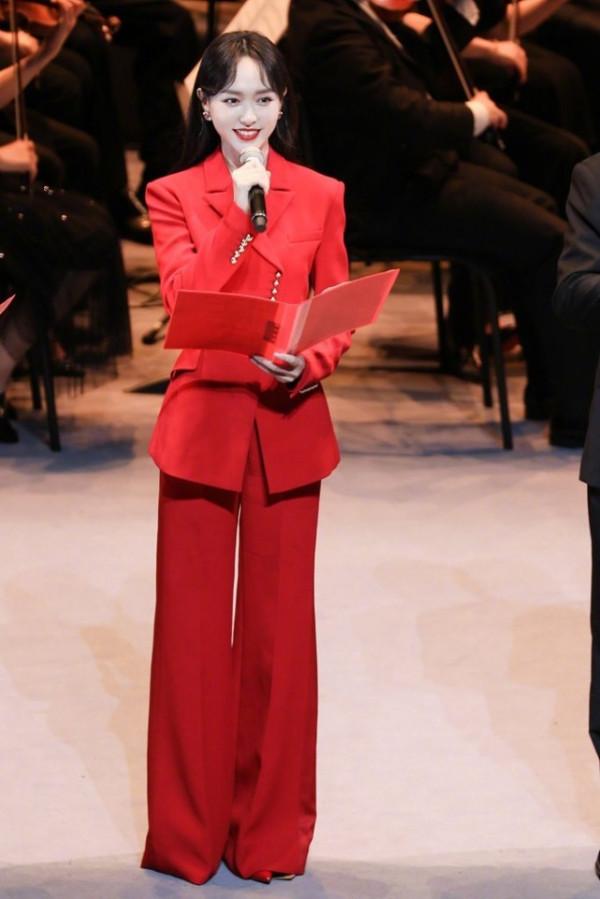 唐嫣“明星臉”徹底消失！穿裙裝變“央視臉”顏值開掛，央視範足