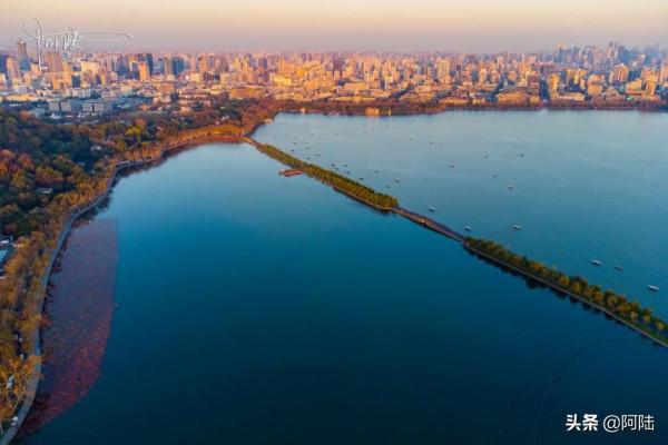 孤山的冬天,沒有層林盡染,卻照樣秋意盎然 孤山的冬天,沒有層林盡染,卻照樣秋意盎然