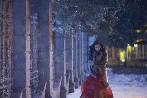 黑髮紅唇紅裙，楊冪雪中漫步重回林蕭，當年紅裙全球僅一件