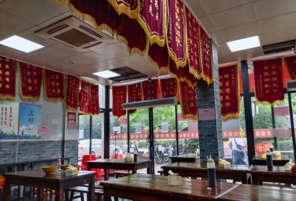 安徽這家麵館，被扒出662面錦旗是老闆逼學員送的，評論兩極分化