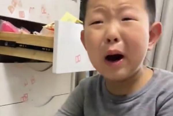 男孩發現作業還有一頁,哭著大喊老天爺!孩子對作業有多害怕? 男孩發現作業還有一頁,哭著大喊老天爺!孩子對作業有多害怕?
