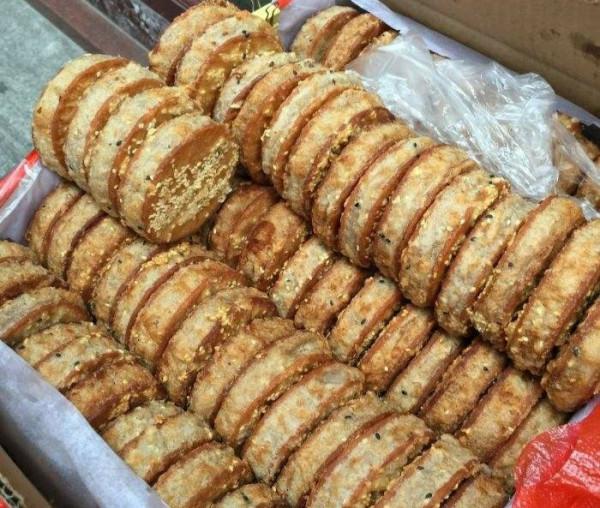 福建阿姨賣小吃，生意爆火27年，每天只賣1小時，排隊都吃不到