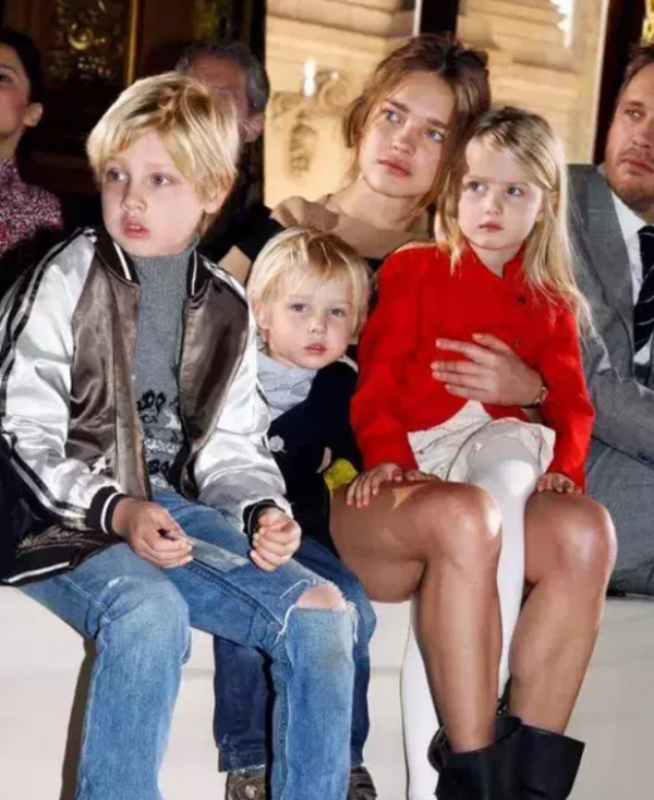 水果妹頭婚嫁貴族，二婚帶3娃嫁LV太子爺，39歲的她穿紅裙多美