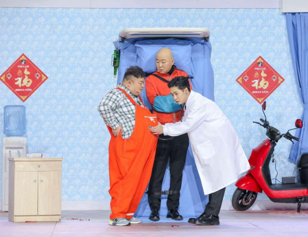 登20次春晚，因8個字被索賠1億，55歲未婚無子，郭冬臨如今怎樣了
