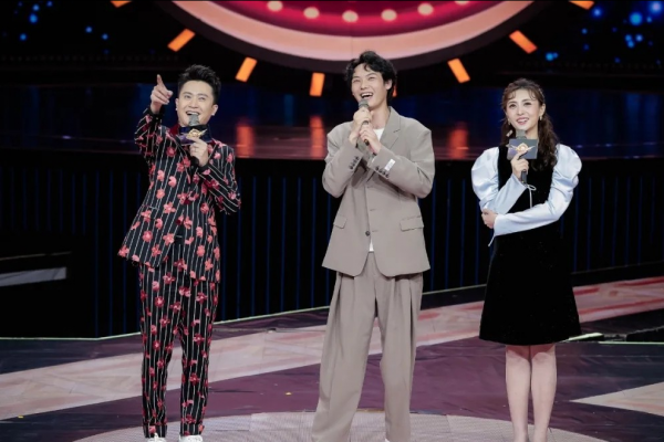 央視主持人還忘詞？曾主持過春晚的張舒越，如今被嘲業務能力差