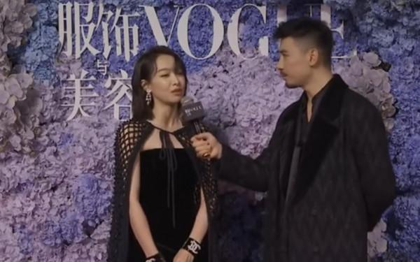 女星走紅毯集體黑臉,楊冪和原計劃造型不符,湯唯壓軸遲遲不出場 女星走紅毯集體黑臉,楊冪和原計劃造型不符,湯唯壓軸遲遲不出場