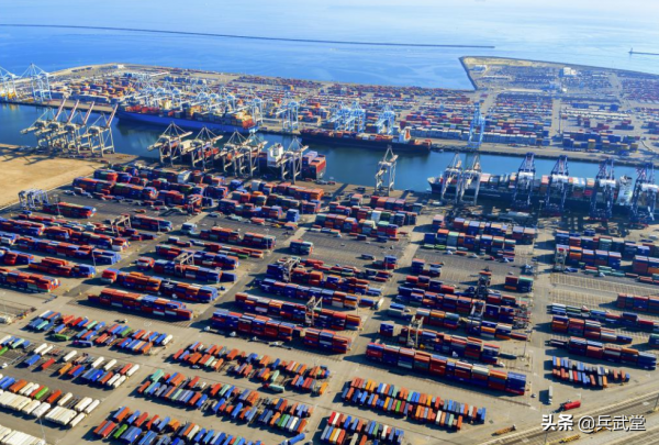 美國港口積壓解決了？辦法是集裝箱堆放6層，體制僵化可見一斑