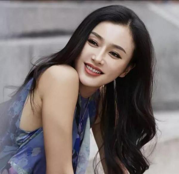 秦嵐美照一冊，欣賞