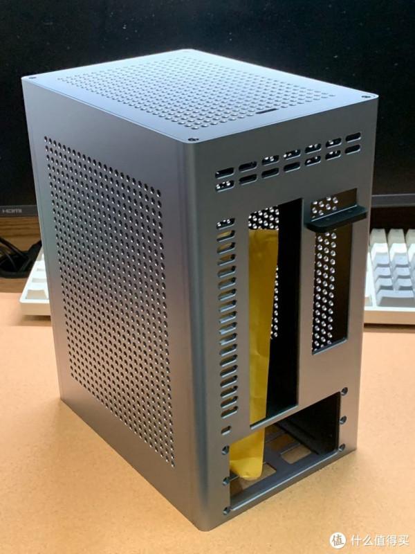 雙11打造自己的桌面，小鋼炮8.8L A3 CNC機箱塞下6600xt+3600+4盤