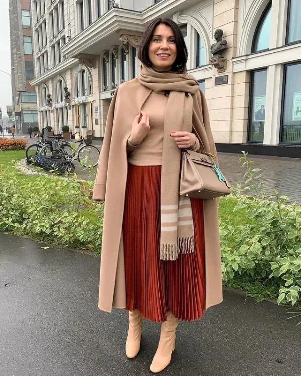 褲裝失寵了，冬天“外套+百褶裙”正當紅，時髦精們都在穿