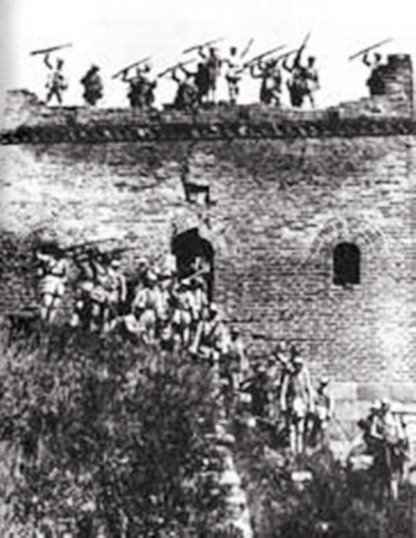 剛開完軍事會議，八路軍作戰計劃就遭洩露，司令員大怒，掏出手槍