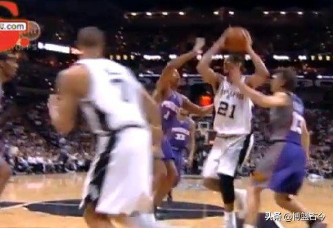 NBA著名肘擊時刻:慈世平打暈哈登,馬龍為搭檔教訓托馬斯 NBA著名肘擊時刻:慈世平打暈哈登,馬龍為搭檔教訓托馬斯