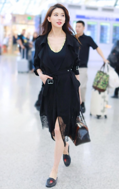 喬欣你變了！穿裸色碎鑽紗裙好精緻，一轉身卻讓人誤了終生