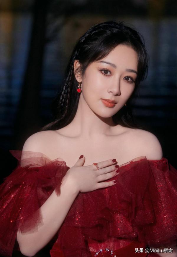 楊紫的打扮美不勝收，俏皮可愛，太有氣質了