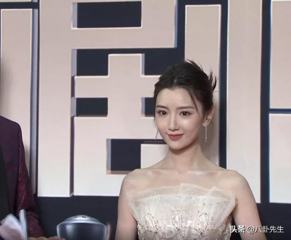 國劇盛典紅毯:張萌臉腫,董潔劉濤狀態好,黎耀祥鄧萃雯久違合體 國劇盛典紅毯:張萌臉腫,董潔劉濤狀態好,黎耀祥鄧萃雯久違合體