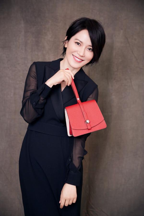 47歲俞飛鴻真美！僅僅是穿了件深V領長裙，滿屏都散發著女人味