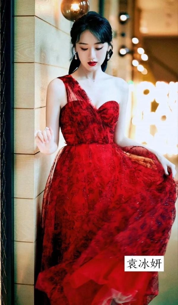在中國有一種紅叫中國紅，女明星集體穿紅色衣服，你最看好誰？