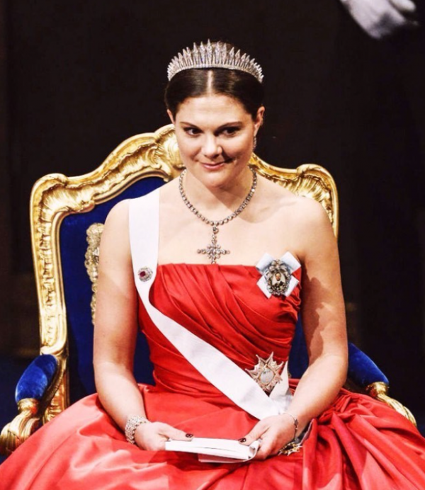 “未來女王”艾斯黛拉：和母親開創女王時代，卻因父親被國民指責