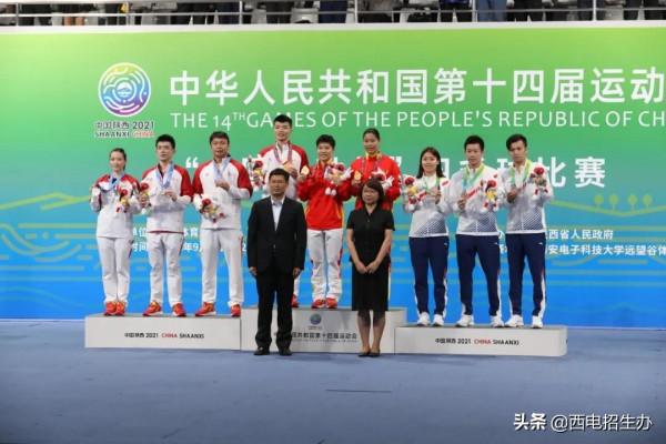 羽毛球&quot;冠軍天團&quot;送祝福，&quot;央視名嘴&quot;康輝現身！陝西這所大學火了