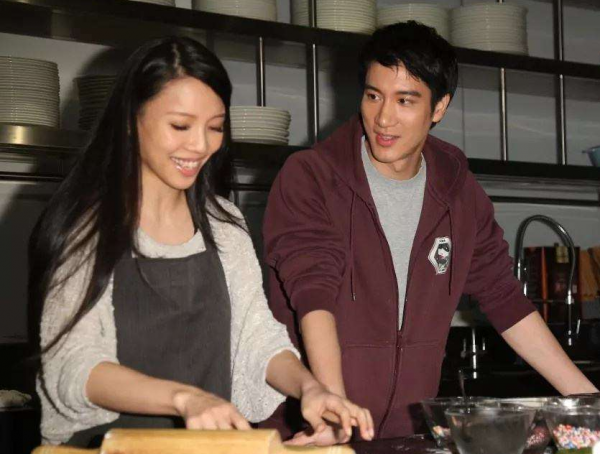 李靚蕾真實學歷被確認，才女淪為全職家庭主婦，是問題的開端？