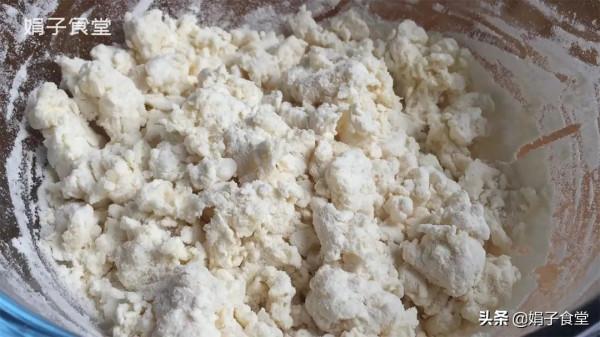 蔥油餅簡單好吃的做法，開水一燙，一拉一卷，外酥裡軟，勁道層多