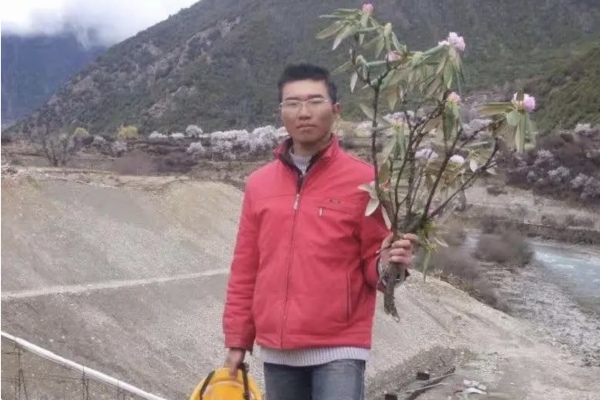 四川千萬富豪,老婆捲款70萬跑了,他破產後,帶女兒擺攤賣冰粉 四川千萬富豪,老婆捲款70萬跑了,他破產後,帶女兒擺攤賣冰粉