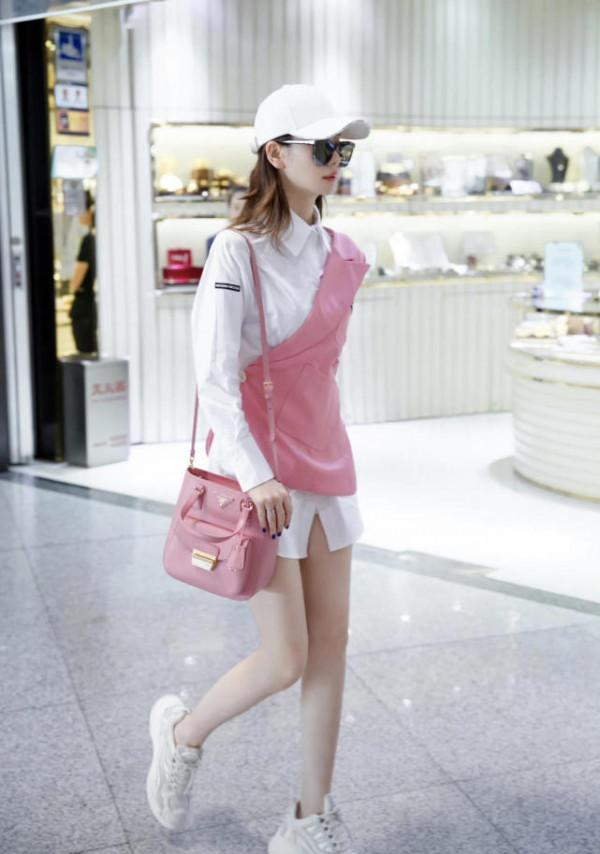 &OpenCurlyDoubleQuote;戚薇&rdquo;不走尋常路，把白襯衫當連衣裙，西裝只穿半件，意外時髦