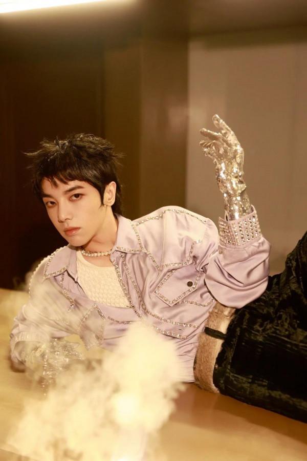 剛剛，歌王華晨宇加盟湖南衛視跨年晚會，和華晨宇一起跨年