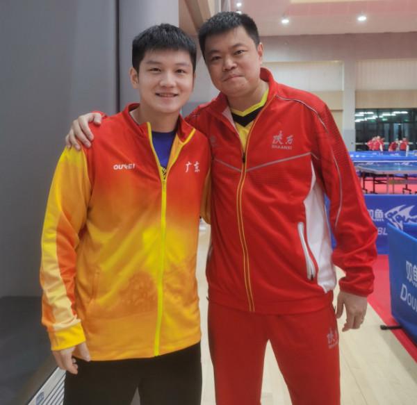 侯英超變身合影達人!調侃小胖長個,追星孫穎莎比臉大,太可愛了 侯英超變身合影達人!調侃小胖長個,追星孫穎莎比臉大,太可愛了