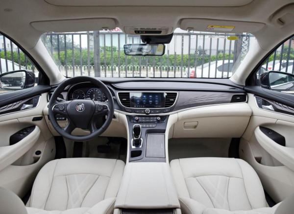 自駕遊買這三款轎車就行，空間大還舒適，跑得越快越省油