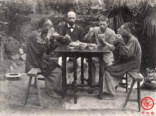 晚清老照片：19歲女孩病癒出院開心到飛起，居民遇大火房倒屋塌