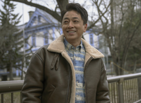 TVB男星張松枝罕露面，54歲已滿頭白髮，自曝工作量大減收入低