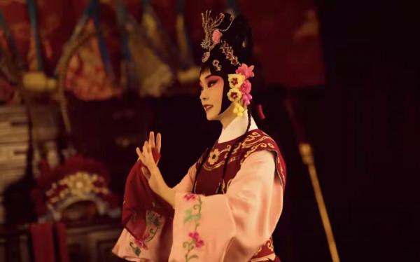 三位知名女星挑戰最美旦角裝,看了她們的旦角,你最喜歡哪一位 三位知名女星挑戰最美旦角裝,看了她們的旦角,你最喜歡哪一位