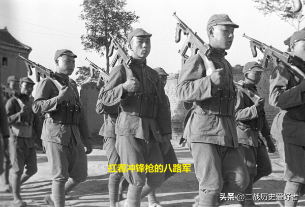 扛著衝鋒槍打仗的八路軍士兵,第一次見到這樣精銳的裝備 扛著衝鋒槍打仗的八路軍士兵,第一次見到這樣精銳的裝備