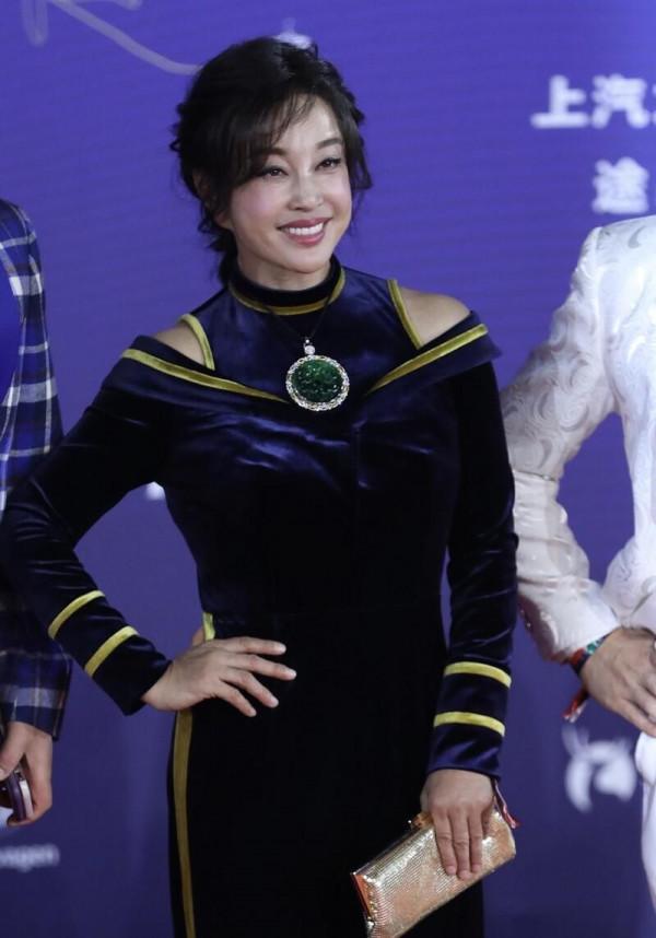 劉曉慶像是吃了“防腐劑”，穿絲絨套裝小露香肩，看不出快70歲了