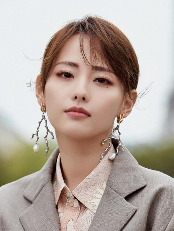 張嘉倪的落日晚霞妝“火”了，配上焦糖系衣裝，32歲秒變18歲少女